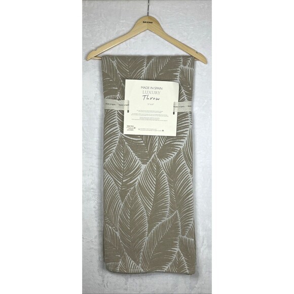 Luxury Throw 51" x 67" Blanket Made in Spain Beige White NEW - Picture 1 of 7